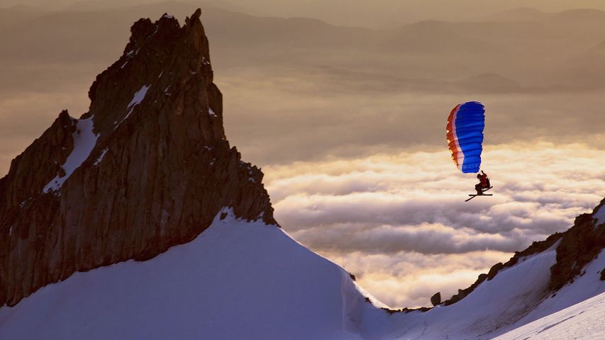 Backcountry-Skifahrer Alex Peterson beim Speedriding an der Südseite des Mount Hood, Oregon, USA