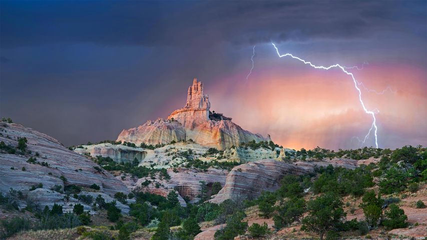 Blitzeinschlag nahe einer Felsformation, Church Rock, Red Rock Park, New Mexico, USA