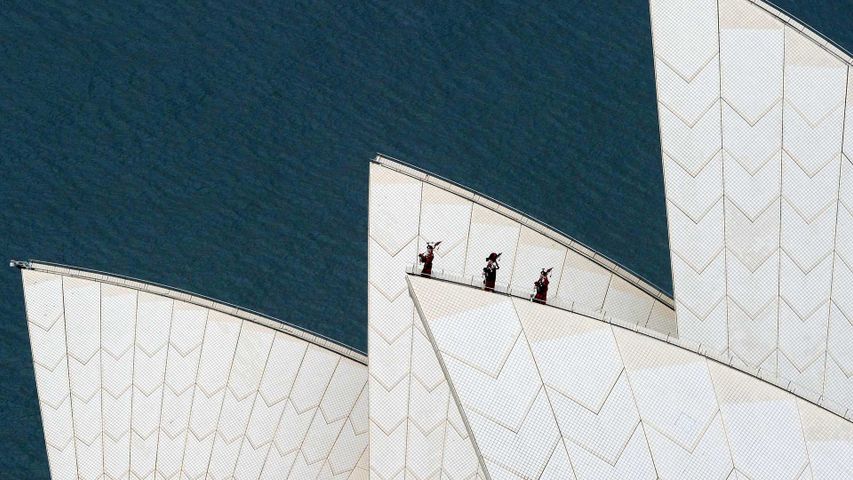 Dudelsackspieler der Royal Highland Fusiliers auf dem Dach des Opernhauses in Sydney