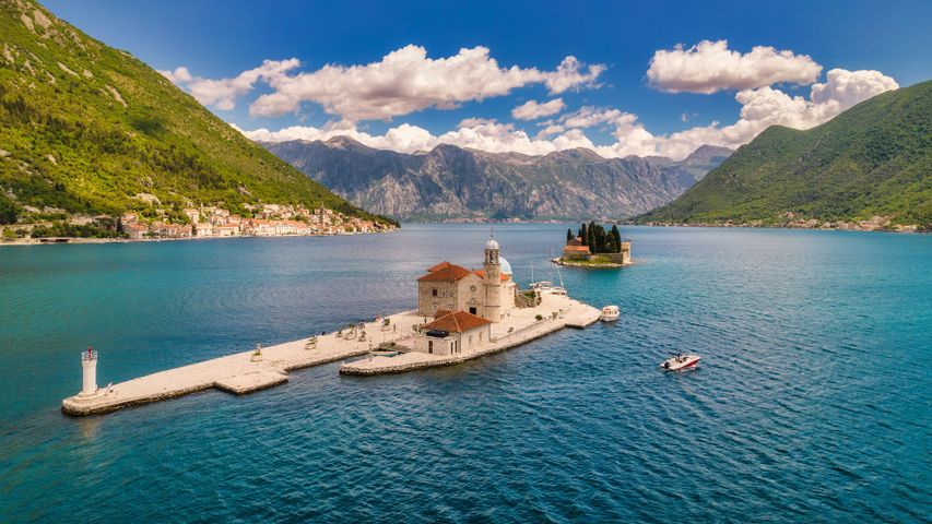 Die beiden Inseln „Heiliger Georg“ und „Maria vom Felsen“ in der Bucht von Kotor, Perast, Montenegro