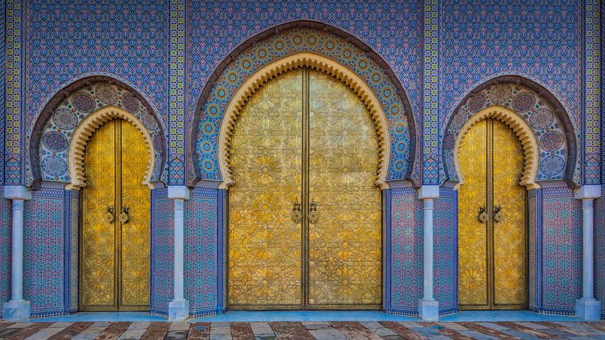 Tore des Königspalasts „Dar El Makhzen“ in Fès, Marokko