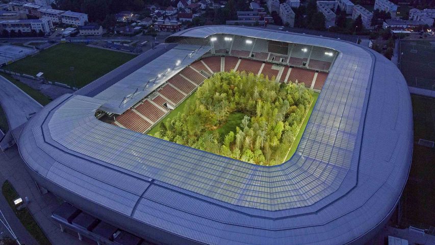 Das Kunstprojekt „For Forest. Die ungebrochene Anziehungskraft der Natur“ von Klaus Littmann im Wörthersee Stadion, Klagenfurt, Österreich