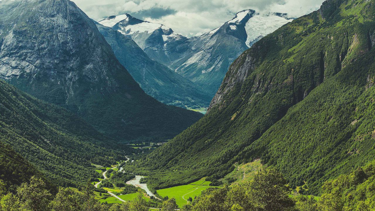山丘、山谷和 Hjelledalen